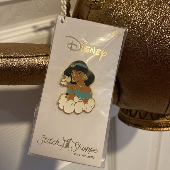 BNWT Stitch Shoppe by Loungefly Disney Aladdin Genie Lamp Crossbody - Picture 3 of 11